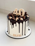 Drip cake con chocolatinas