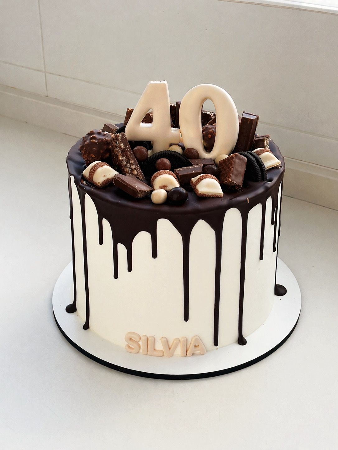 Drip cake con chocolatinas