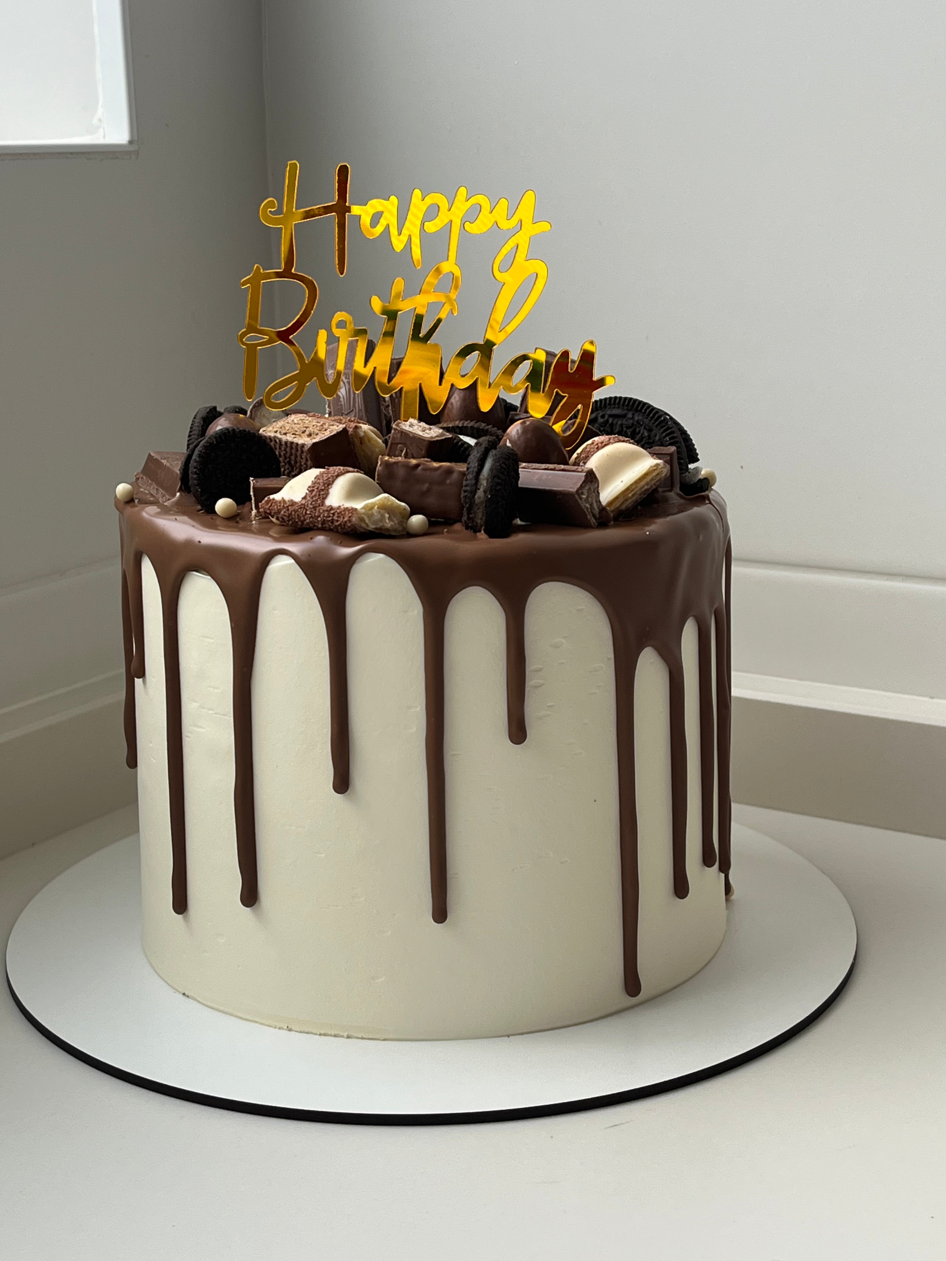 Drip cake con chocolatinas