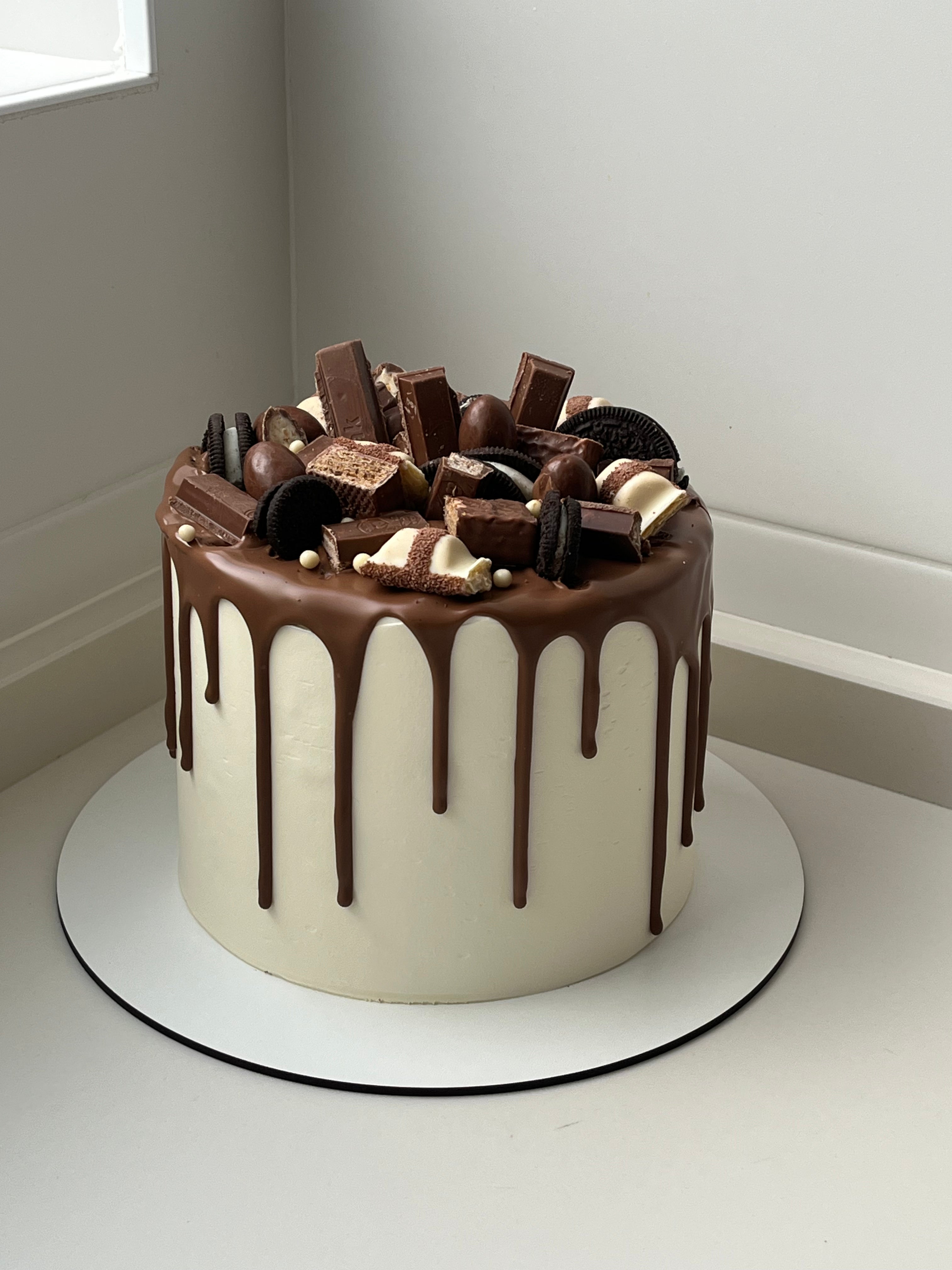 Drip cake con chocolatinas