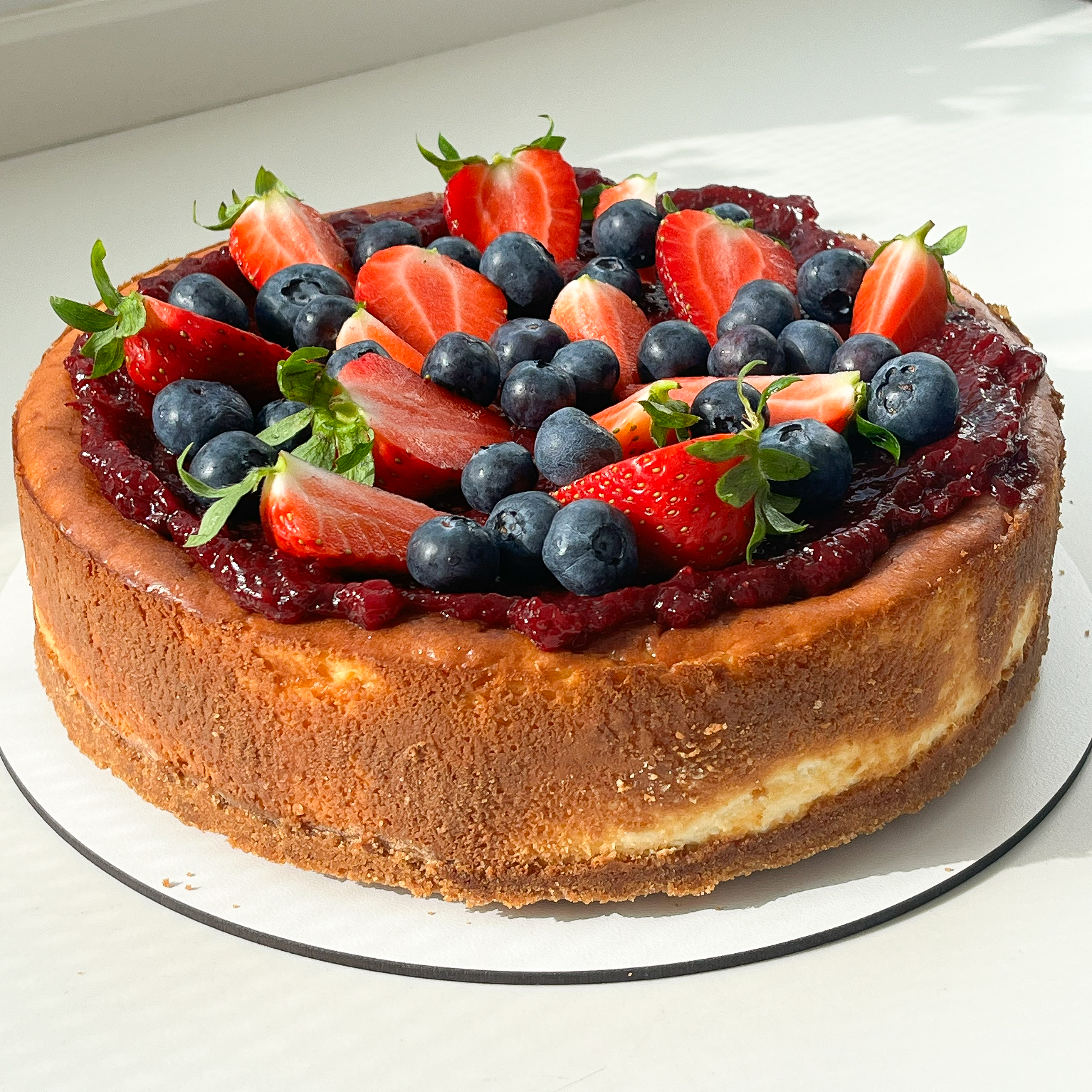 Tarta de queso clásica con frutos del bosque