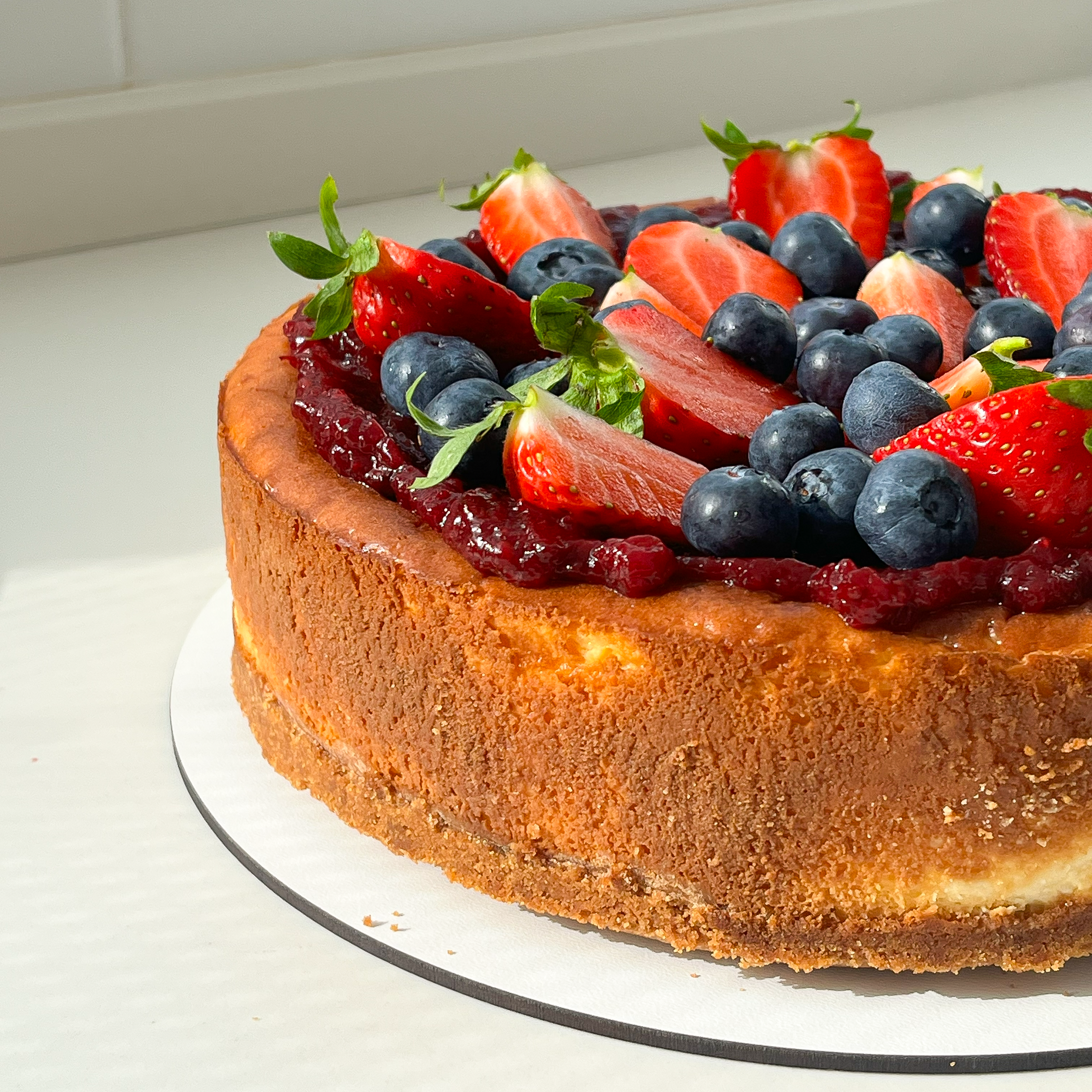 Tarta de queso clásica con frutos del bosque